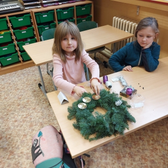 Výroba adventních věnců v 1.C