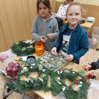 Výroba adventních věnců v 1.C